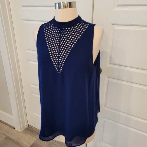 MAETTE WOMEN'S BLUE SLEEVELESS V NECK DESIGN TOP SIZE LARGE - Picture 2 of 10
